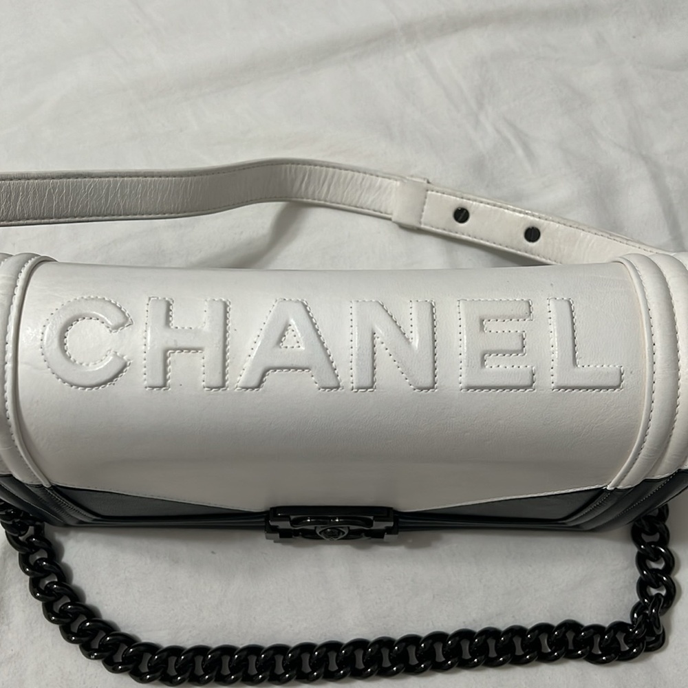 Medium Boy Chanel Bag Bi-Color Smooth Bag - Picture 3 of 16